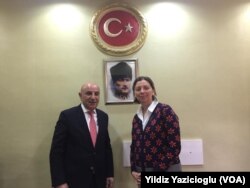 Turgut Altınok VOA Türkçe muhabiri Yıldız Yazıcıoğlu'yla